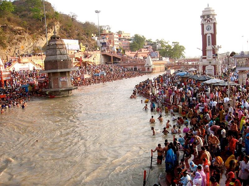 Ganga Dussehra 2020: गंगा दशहरा के अवसर पर उत्तरप्रदेश में कई घाटों पर सोशल डिस्टेंसिंग की उड़ाई गई धज्जियां!