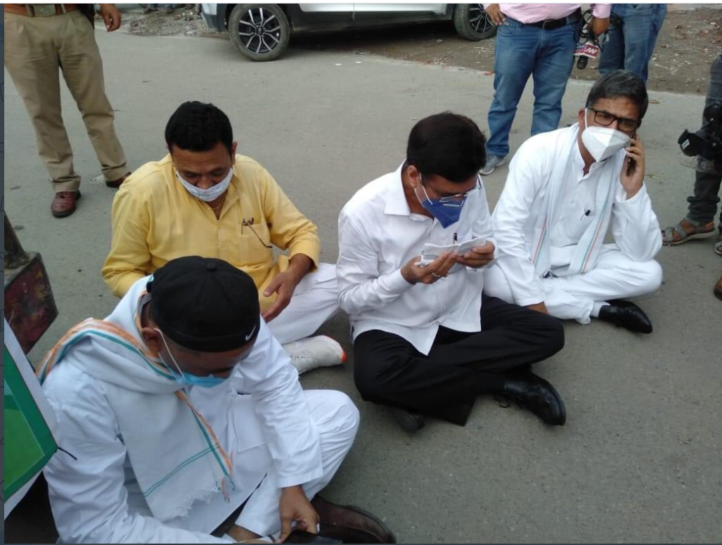 uttarakhand-congress-president-pritam-singh-and-mla-qazi-nizamuddin-went-to-assembly-by-tractor