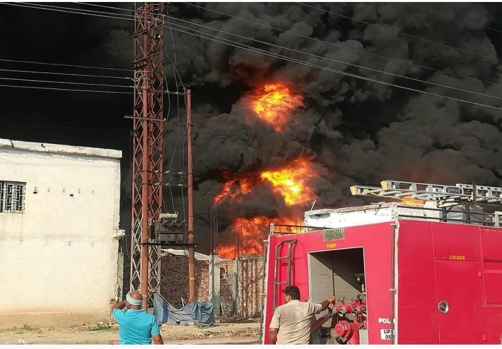 Massive fire breaks out at factory in Sikandra, Agra