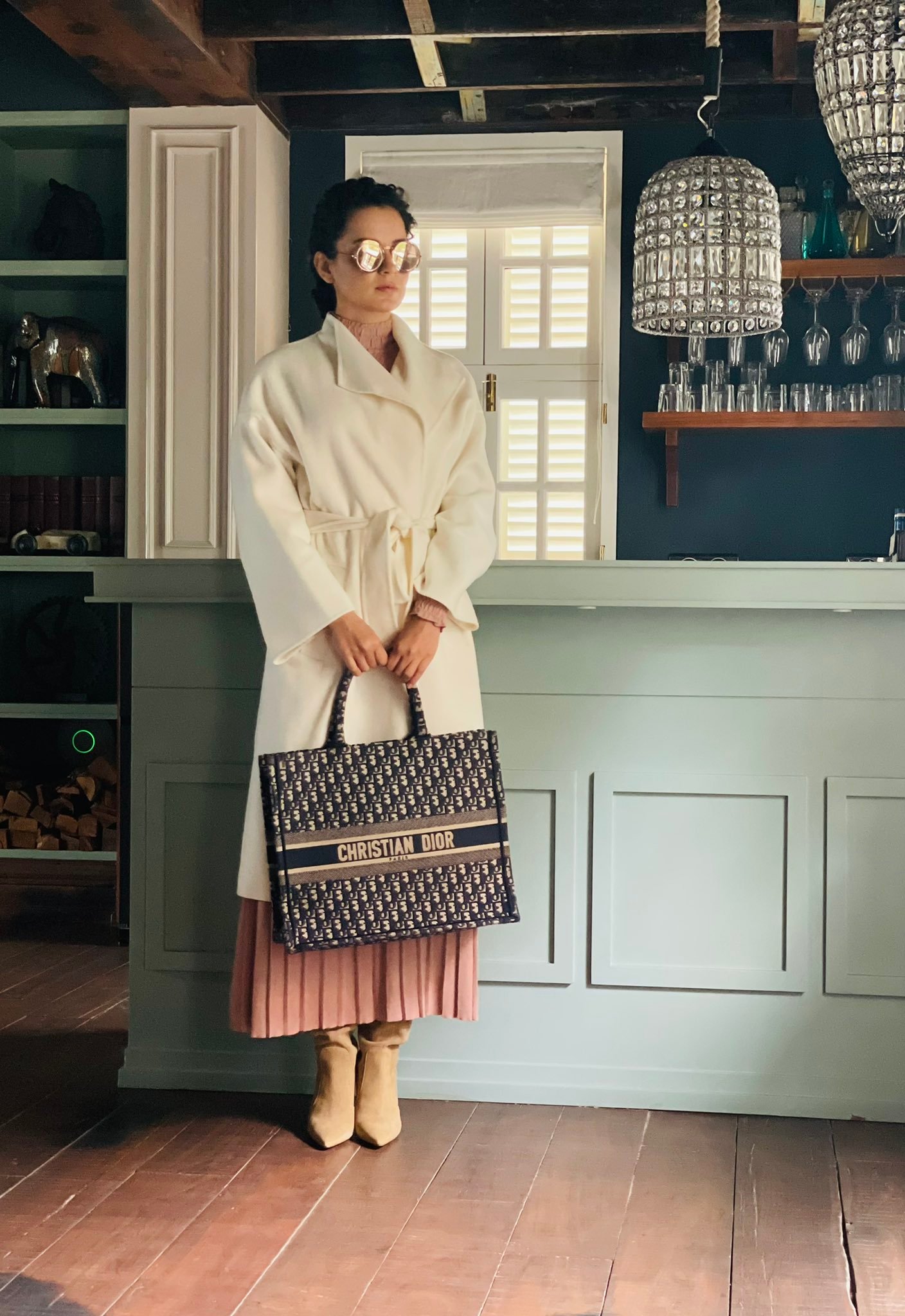 Bollywood Actress Kangana Ranaut appear before Mumbai Police today (Image via KanganaTeam)