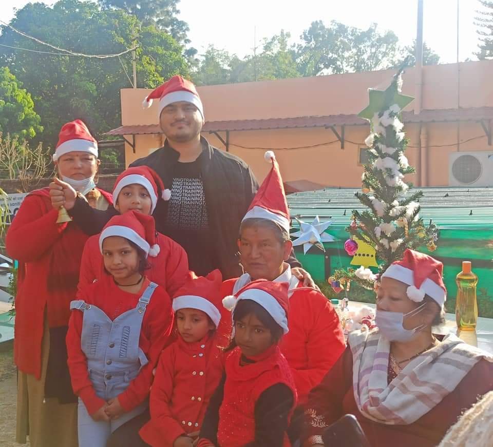 Former CM Harish Rawat Poses Santa Claus And Gives Gifts To Children