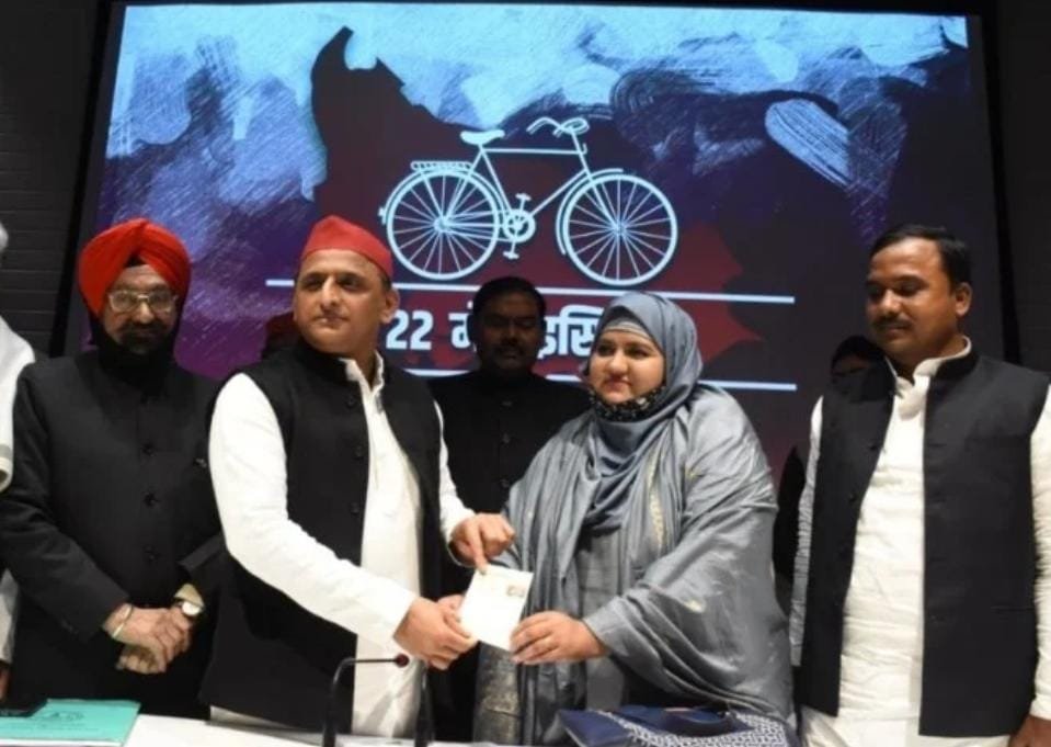 Famous Urdu Poet Munawwar Rana Daughter Sumaiya joins Samajwadi Party