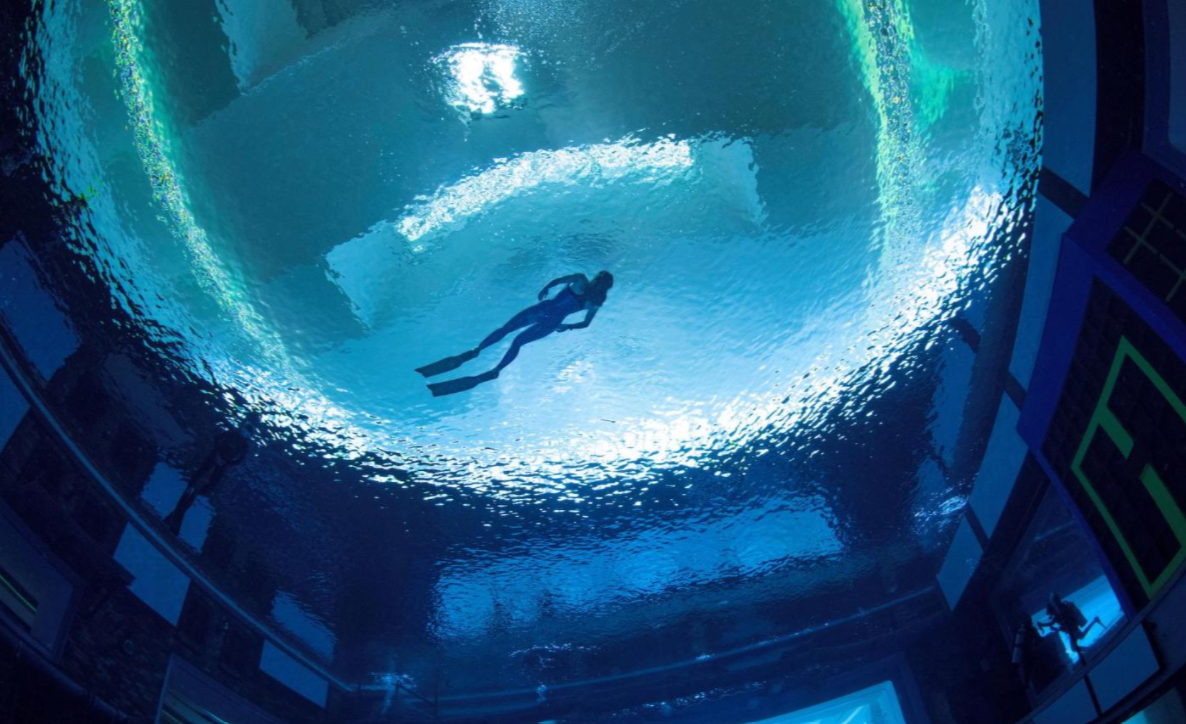 Video: World Deepest Swimming Pool Opens in Dubai - Deep Dive Dubai