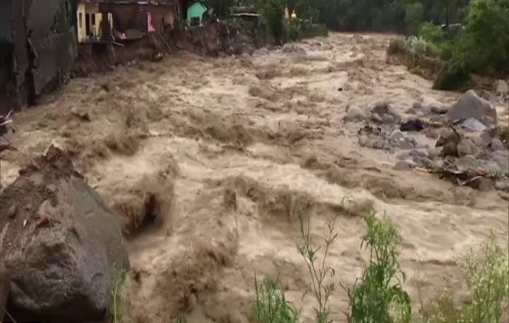 Heavy rains lash Himachal, sweeps away cars like cards