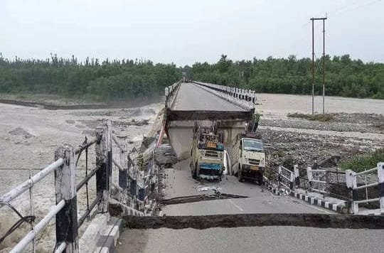 Uttarakhand - Dramatic videos show vehicles washed away