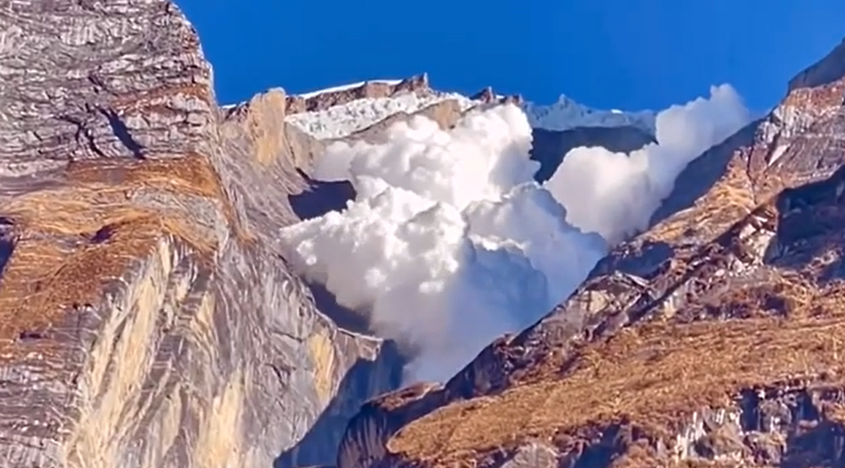 Stunning - A cloud avalanche occurred near the Kapuche Glacier Lake in the mountains of Nepal - Watch