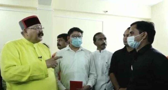 Uttarakhand News Cabinet Minister Satpal Maharaj angry on doctors video viral