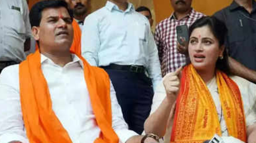 MP Navneet Rana, her MLA-husband recite Hanuman Chalisa at Delhi's Hanuman Mandir