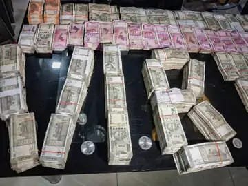 Bihar Vigilance raids in Patna and Kishanganj; Executive engineer caught with 5 crore cash