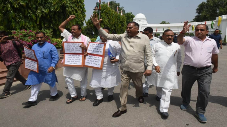 Protesting AAP MLAs to stay overnight in assembly seeking probe