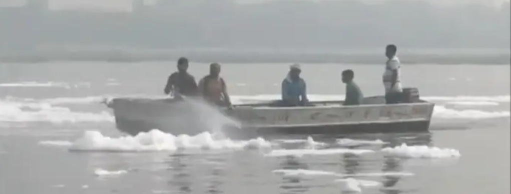 Delhi Jal Board sprays chemicals to dissolve toxic foam in Yamuna