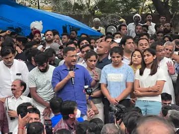 Arvind Kejriwal meets protesting wrestlers