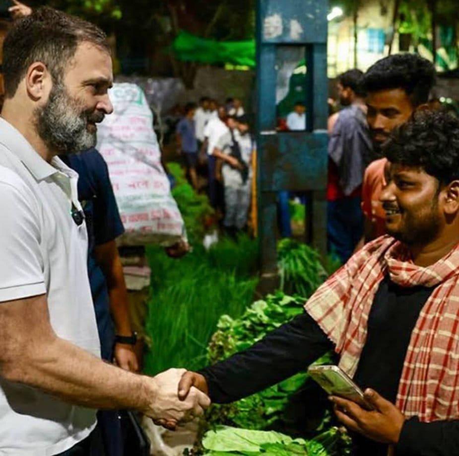 Watch Rahul Gandhi visits Delhi’s Azadpur Mandi