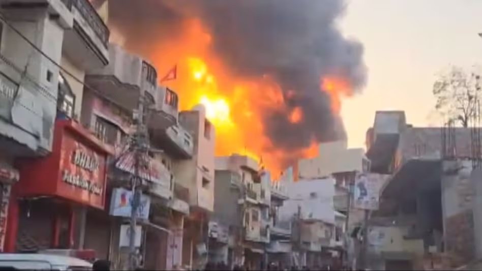 11 dead in fire at paint factory in Delhi's Alipur