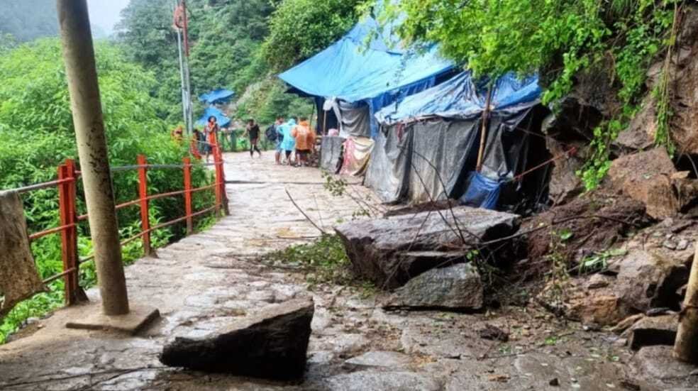 Tragic accident: Three passengers died, three injured after being buried under debris due to falling of stones from the hill on Kedarnath walking route.