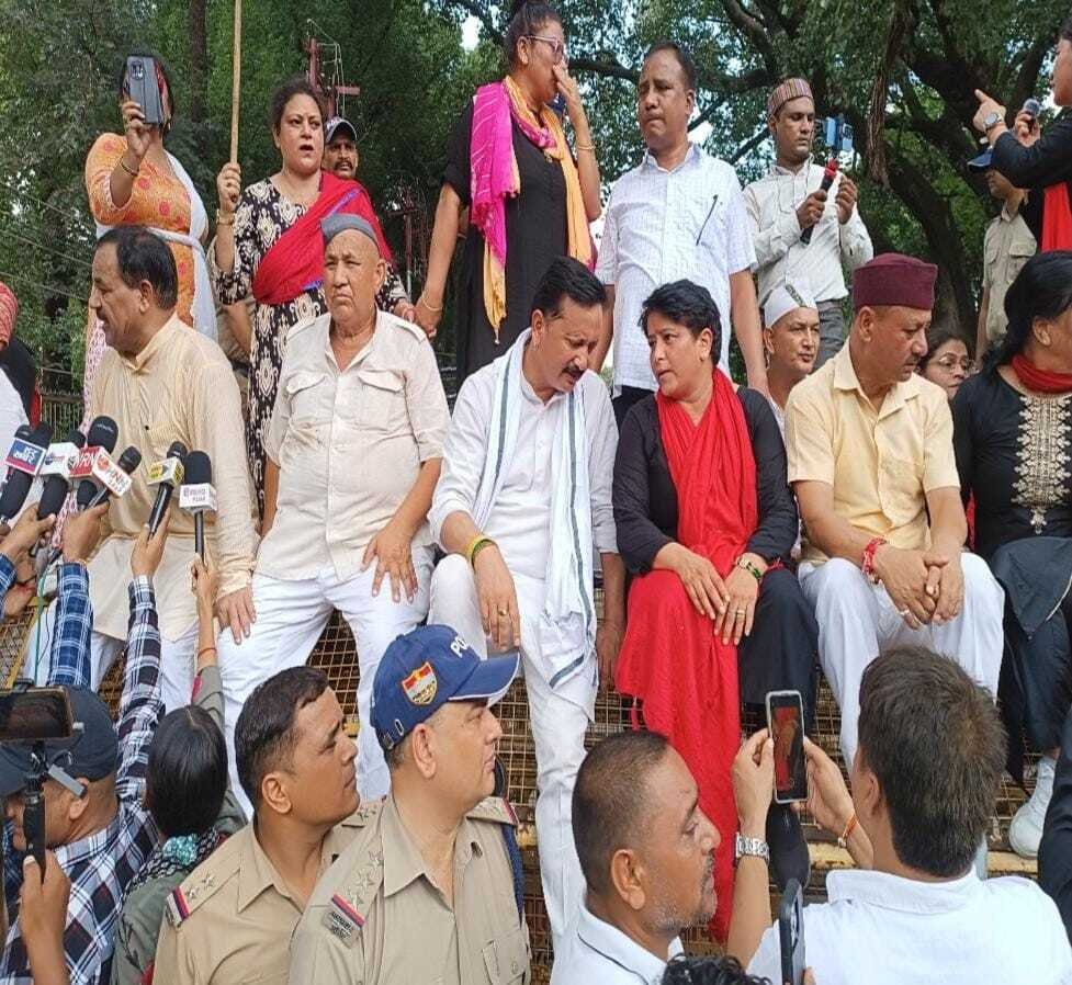 Congress took to the streets against Dhami government over harassment and rape of women in Uttarakhand