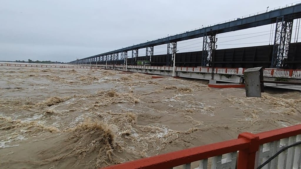 Severe Destruction in Bihar Following Continuous Rainfall in Nepal: River Surges Breach Embankments and Safety Dams, Hundreds of Villages Submerged