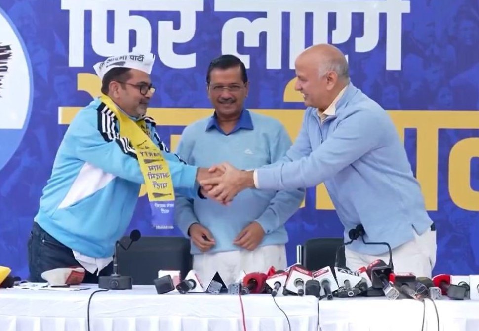 Awadh Ojha joins Aam Aadmi Party in the presence of party national convenor Arvind Kejriwal and leader Manish Sisodia.