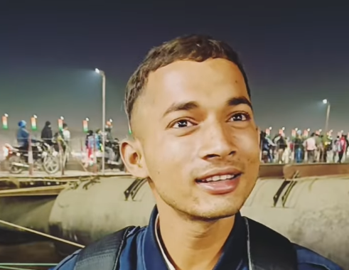 Mahakumbh Mela: This Young Man Became a Millionaire Selling Datun, Viral Video Takes Social Media by Storm