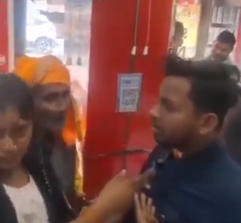 Viral Video: Young Woman Slaps Man in Bihar’s Mobile Shop – Watch the Drama Unfold!