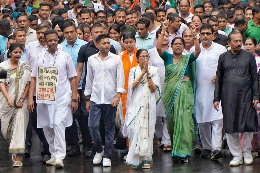 CM Mamata Banerjee took to the streets in Kolkata to protest in support of Bengali language and Bengalis
