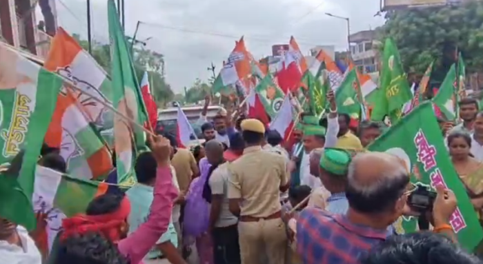 Bihar Bandh Grand Alliance Blocks Train in Jehanabad