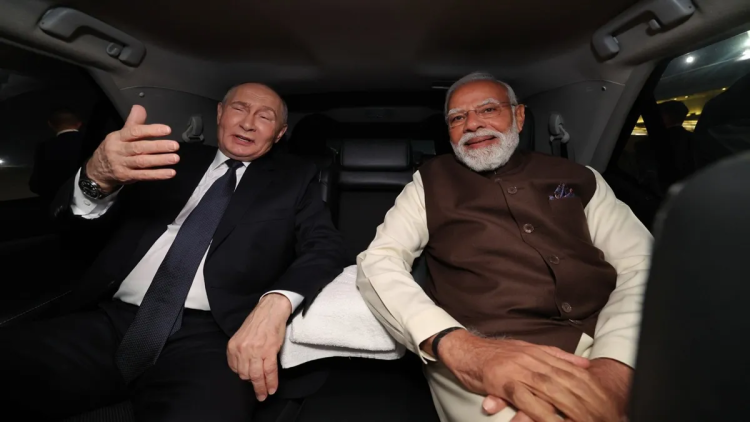 US Lawmakers React to Modi–Putin Selfie: मोदी–पुतिन सेल्फी पर अमेरिका में सियासी तूफान, ट्रंप की नीतियों पर तीखा हमला