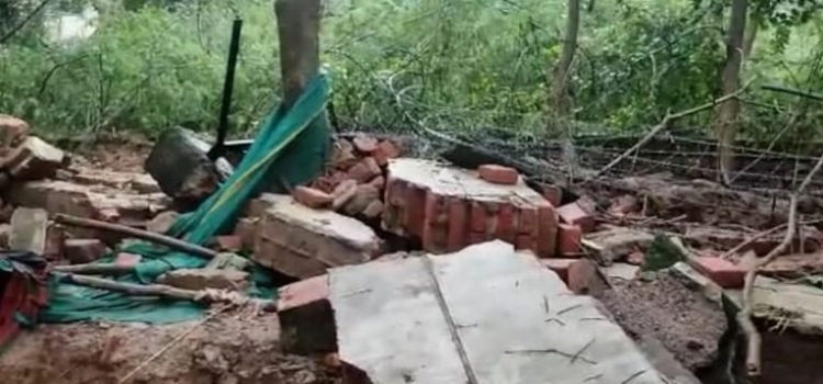 9 dead after wall collapses due to heavy rain in lucknow3967227343192918239.
