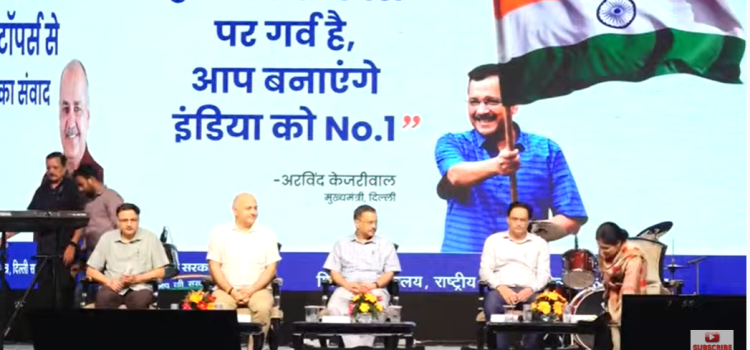 Arvind kejriwal fecilitates delhi student