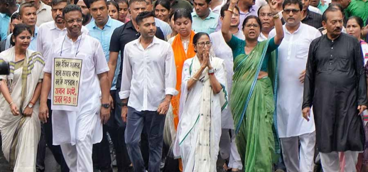 CM Mamata Banerjee took to the streets in Kolkata to protest in support of Bengali language and Bengalis