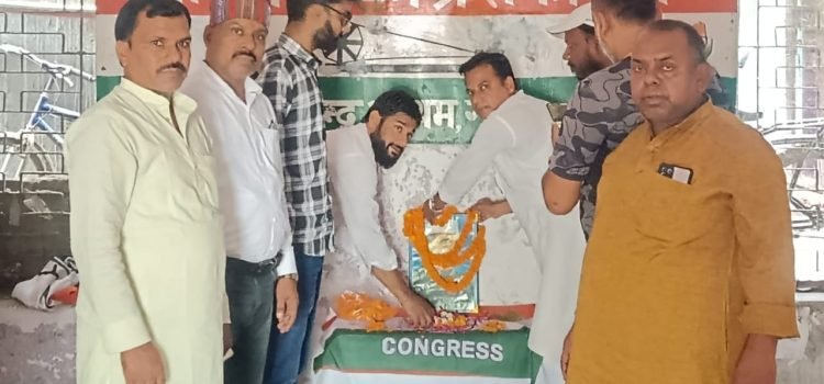 Congress Workers celebrated the death anniversary of the first PM Pandit Jawaharlal Nehru in Gayaji