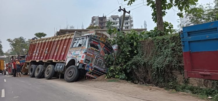 Gaya News: uncontrolled truck loaded with sand collided with an electric pole and a tree near Kenduyi