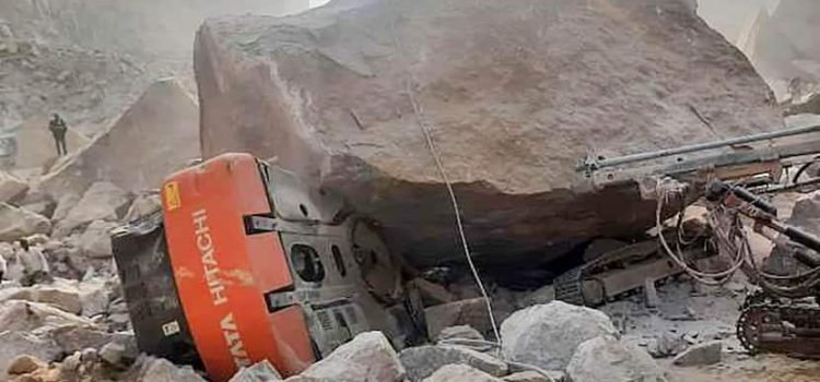 Harayana-Rock slips from the mountain due to mining, 2 dead