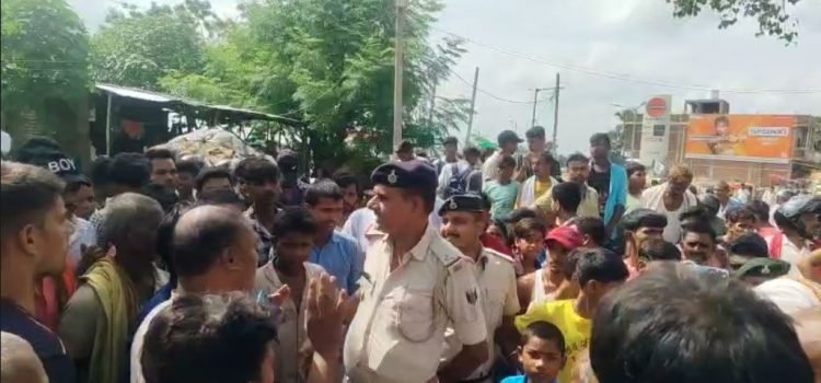 Jehanabad News- Villagers' anger erupted, Block roads in Shakurabad for Continuous Waterlogging