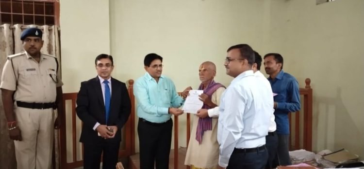 Jehanabad district judge gave 10 thousand rupees from his pocket to the brahmin in debt