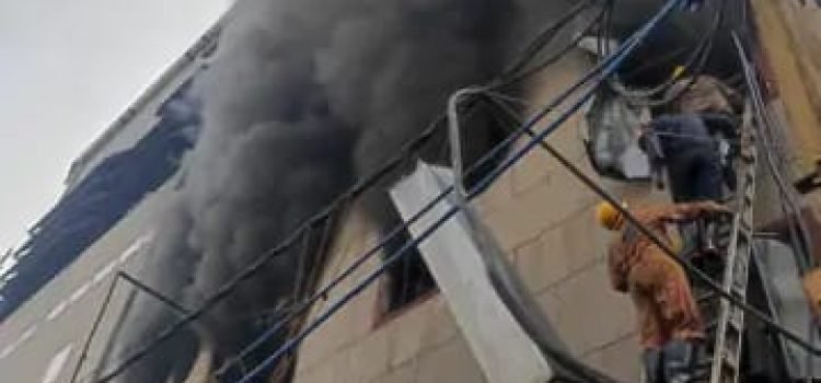 Massive fire engulfs plastic factory in Delhi’s Narela, 2 de