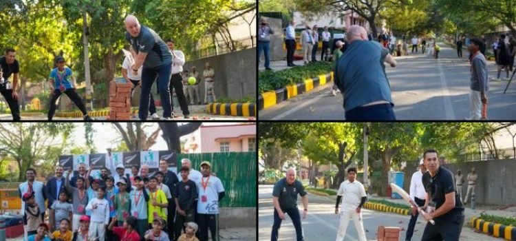 New Zealand Prime Minister Plays Gully Cricket in Delhi, Kapil Dev Acts as Umpire
