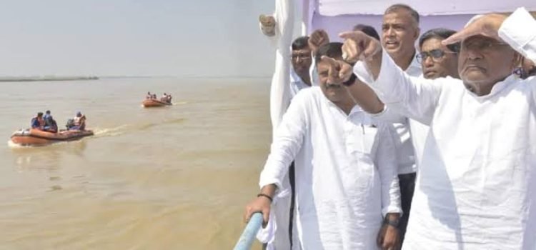 Nitish Kumar's boat collides with JP Setu pillar