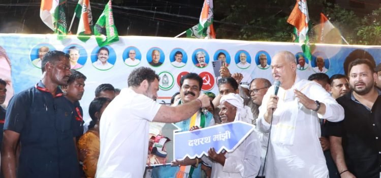 Rahul Gandhi handed over the house keys to the family of mountain man Dashrath Manjhi