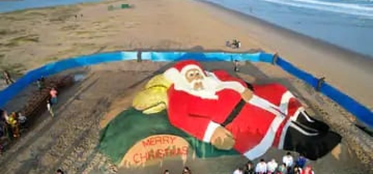 Santa made of 1500 kg tomatoes in Odisha