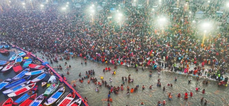 Start of the Mahakumbh of Faith in Prayagraj, Millions of Devotees Take a Dip, Divine Scene at the Sangam