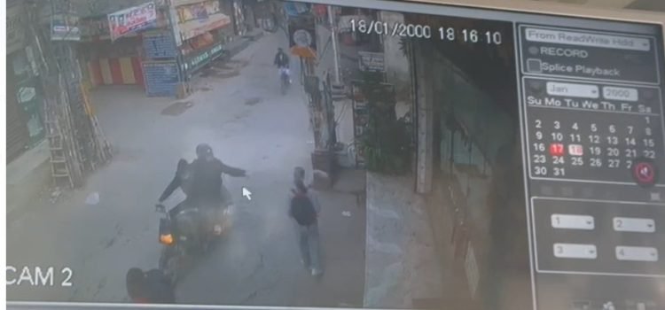 delhi acid attack- 17-year-old girl attacked with \'acid\' nea5101323766005954318.