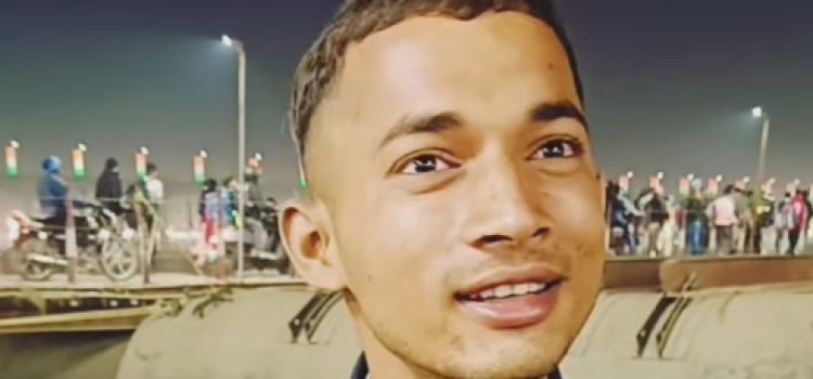Mahakumbh Mela: This Young Man Became a Millionaire Selling Datun, Viral Video Takes Social Media by Storm