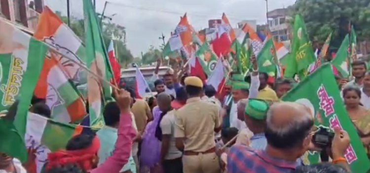 Bihar Bandh Grand Alliance Blocks Train in Jehanabad