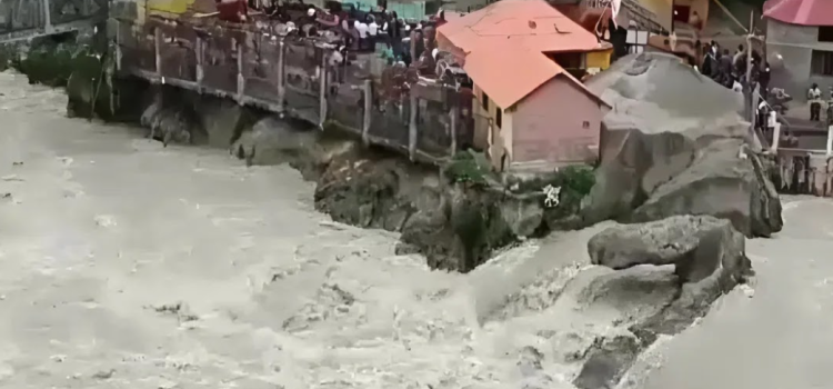 Alaknanda in Spate at Badrinath, Water Reaches Tapt Kund