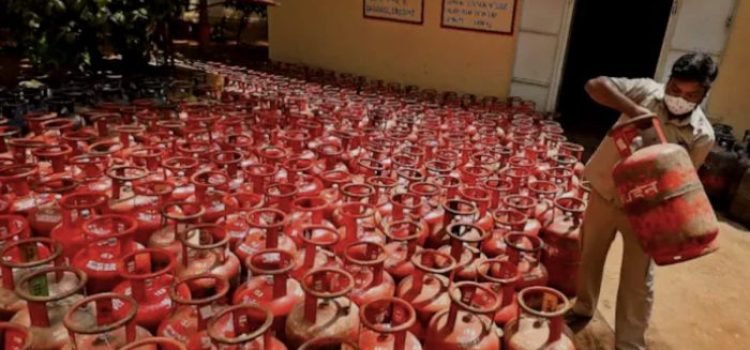 Cylinder Blast Sparks Massive Fire in Muzaffarpur: Shops Turn to Ashes in Minutes